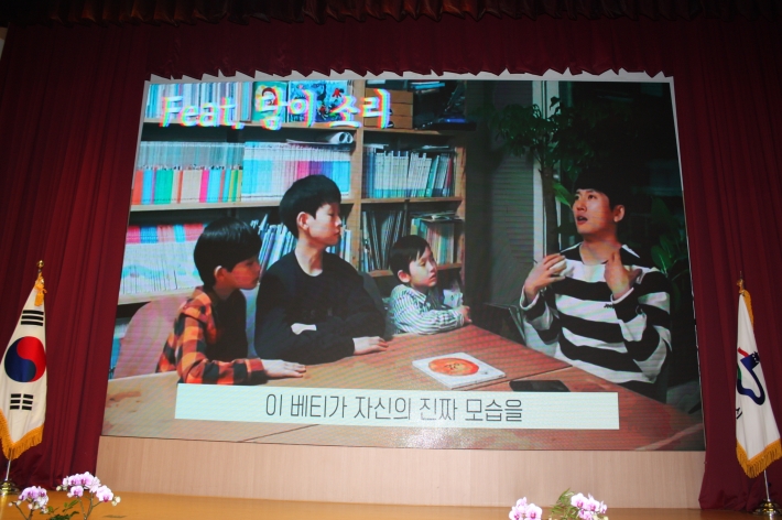 대표 다둥이 아빠 전지헌이 아이들고 즐거운 한때를 보내고 있다. 