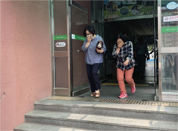 평동행정복지센터를 방문한 민원인이 소방합동훈련에 참여해 안전하게 대피하고 있다.