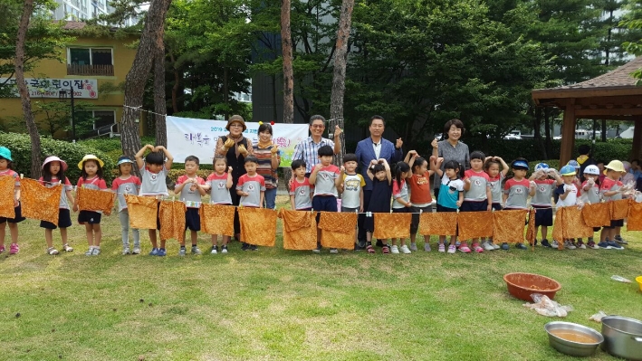 매탄2동장, 소리샘단체, 어르신, 아동들이 단체사진을 찍고있다.