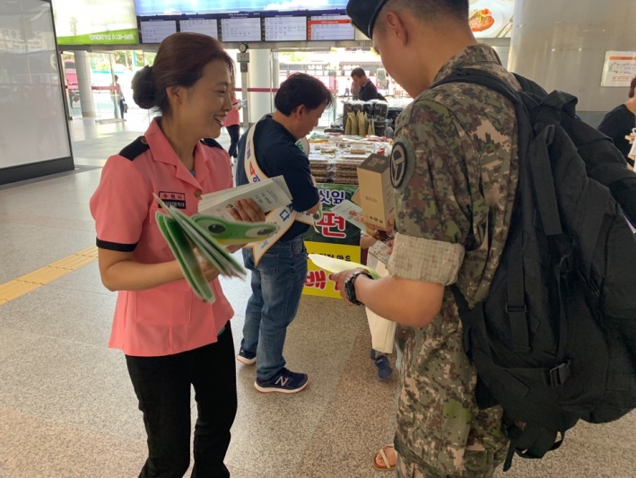 여성민방위대원이 수원터미널에서 시민에게 폭염대비 행동요령을 홍보하고 있다.