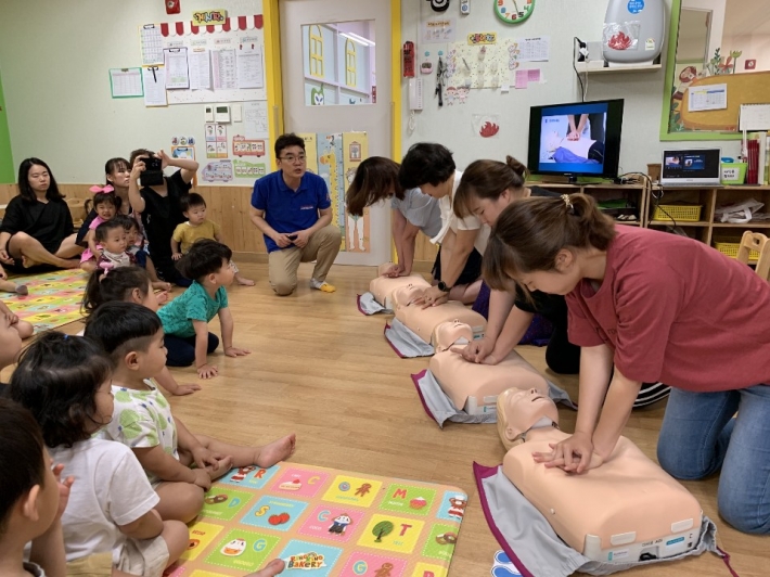 10일 서희하린 어린이집에서 학부모와 함께하는 심폐소생술 교육을 진행하고 있다.