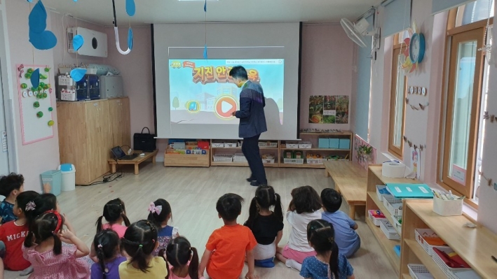 10일 시립바론어린이집에서 어린이와 함께하는 지진안전교육을 진행하고 있다.