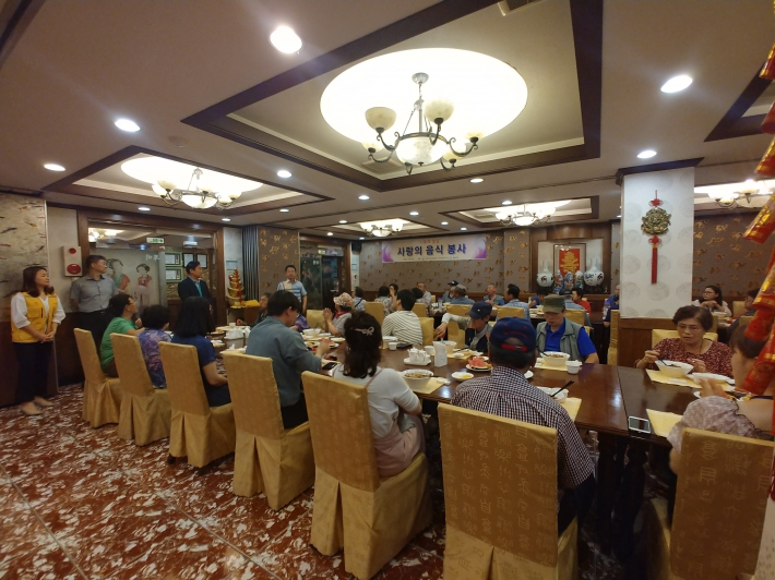 행복나눔 음식 봉사 현장, 고등반점에서 노인들이 식사대접을 받고 있다.