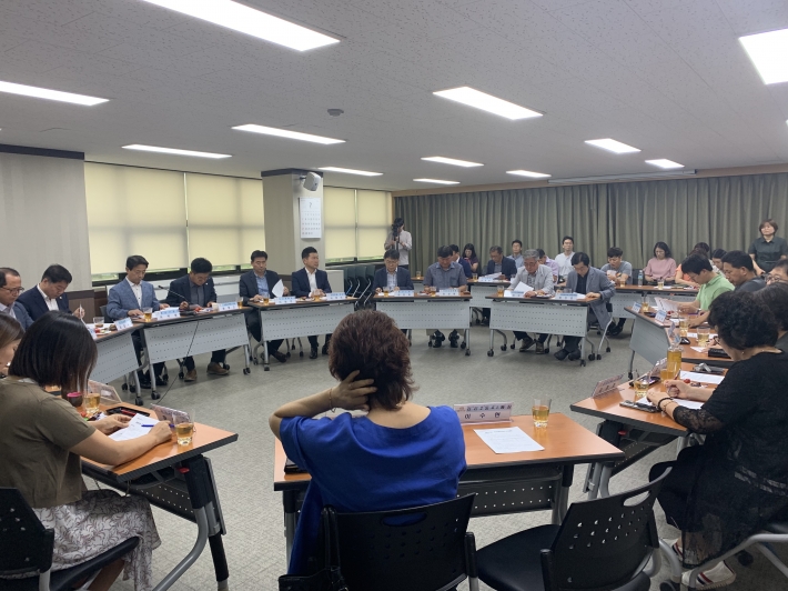 참여자들이 권선지구 현안사항에 관하여 논의하는 모습