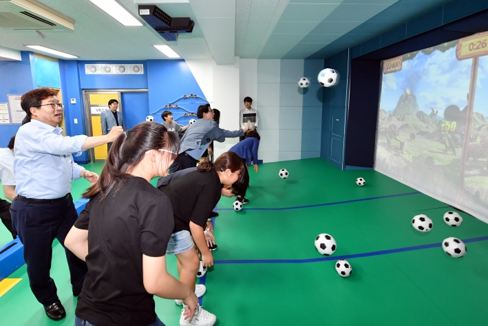 관계자들이 VR 스포츠실에서 체험 활동을 하고 있다. 