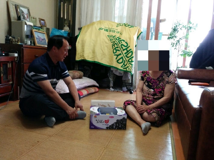 폭염 취약계층을 방문 격려하고 있다.