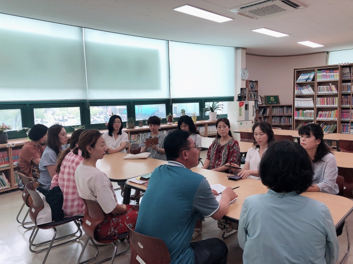 영통1동 새마을문고회 7월 월례회의 중 방학 중 오전개방에 대해 논의