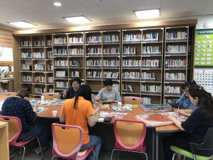 매산동 새마을문고에서 여름방학 특강 '비즈보석 십자수' 수업을 진행하고 있다.