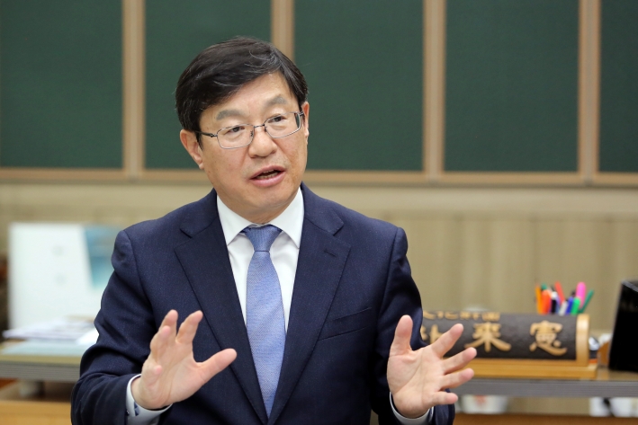 수원문화재단 박래헌 대표가 '수원문화재 야행'을설명하고 있다.