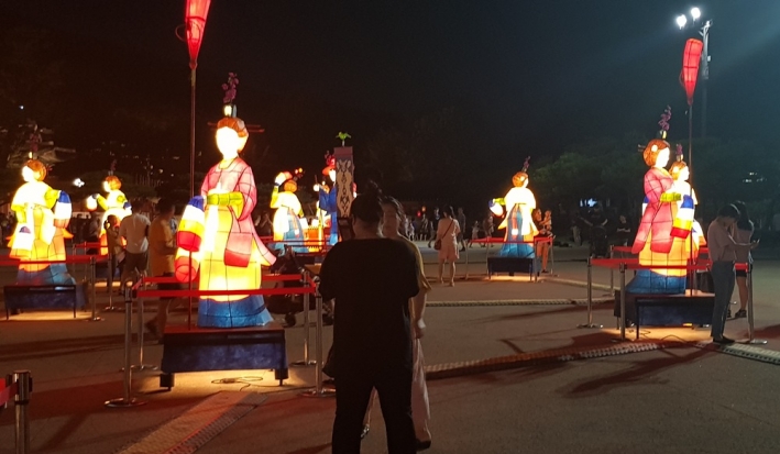 수원문화재 야행을 즐기기 위해 행궁광장에 모인 관광객들