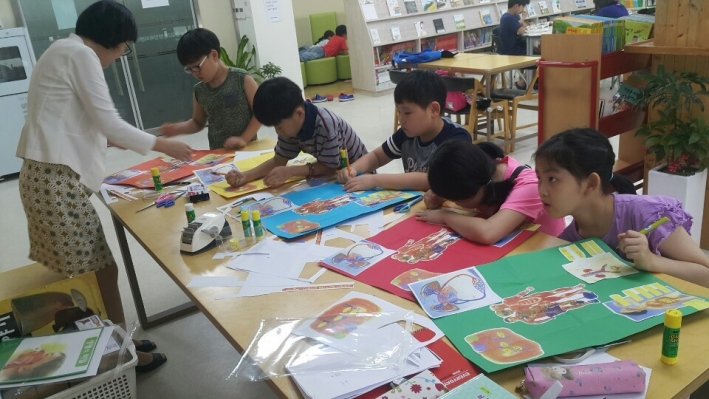 광교2동 새마을문고에서 회원대상으로 유물 발굴 체험 키트 강의 나서 