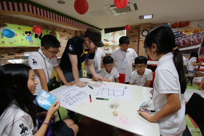 수원시외국어마을 여름방학 영어캠프 조별 활동 수업 모습