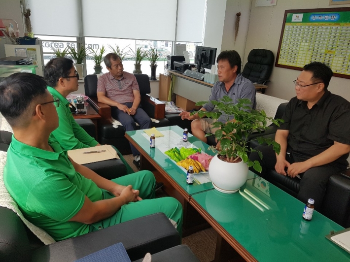 명성환경 관계자와 영화동 행정복지센터 관계자 등이 이야기를 나누고 있다.