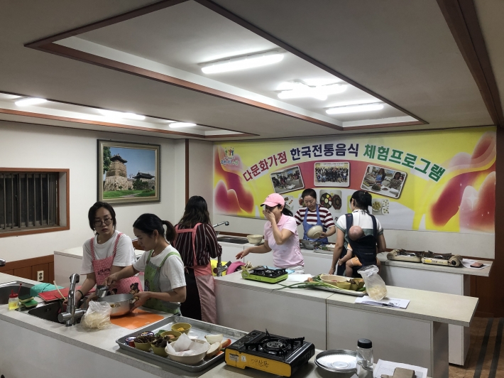 참여자들이 수업을 듣고 난 뒤 직접 음식을 만들어보고 있다.