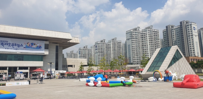 경기도 문화의 전당 광장에 마련된 물놀이장