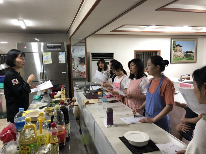 수업에 참여한 수강생들이 요리 수업에 집중하고 있다.
