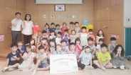 장안구 조원1동 시립보훈 어린이집이 컵밥 전달식을 마치고 기념촬영을 하고 있다. 