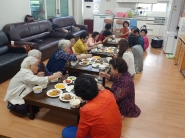 경로당 노인들이 식사를 하고 있다.