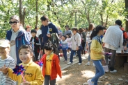 이의초 학생들이 가족과 함께 광교호수공원 인근을 걷고 있다. 