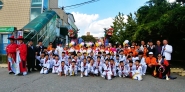 19일 성황리 개최된 청룡문화제 퍼레이드 참가자들이 단체사진을 찍었다.