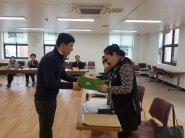 신임 1통장에게 위촉장을 전달하고 있다.