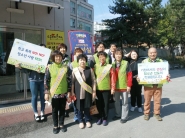 장안구 정자로 일대에서 청소년 선도 캠페인에 나선 청소년지도위원과 공무원들