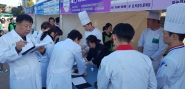 심사위원들이 요리경연대회에 출품한 음식을 심사하고있다.  