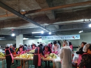 매탄4동 새마을부녀회 등 9개 단체원들이 열심히 김장을 담고 있다. 