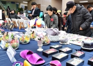 ‘2019 도원결의 展(전)’을 찾은 시민들이 작품을 관람하고 있다.  