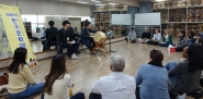 외국인들이 문화데이 프로그램을 체험하고 있다. 