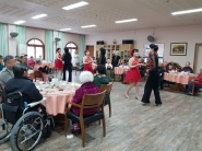 평화의모후원 어르신들의 생신을 축하드리기 위해 조원2동 댄스스포츠팀이 공연을 하고 있다.