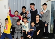6일 만난 김용주씨 가족. 첫째 딸과 둘째 아들은 사정이 있어 함께하지 못했다. 첫째가 19살, 막내는 2살이다.  