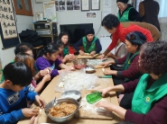 지역아동센터 아이들과 경로당 어르신들이 함께 만두를 만들고 있다