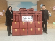 김한나 대표(왼쪽)가 매산동주민센터를 찾아 라면 30상자를 기부하고 기념촬영을 하고 있다