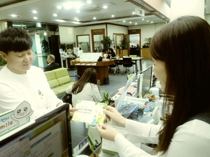 축하카드와 함께 첫 주민등록증을 전달하고 있다.