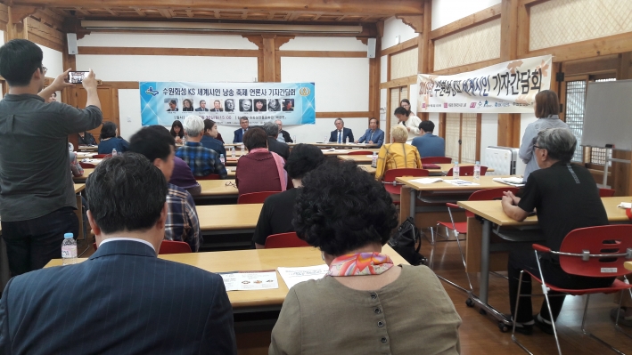 한국문학과 각국의 문학에 대해 질문하는 기자단