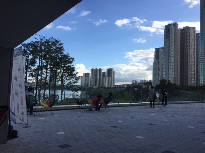 수원컨벤션센터 2층에서 보이는 광교호수공원