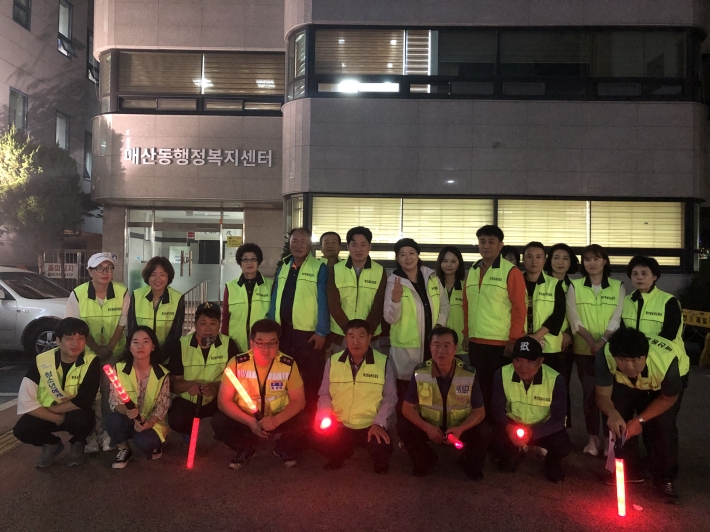 매산동 골목순찰대가 보안등, 안전부스, CCTV 점검 등 안전마을 조성 시설물을 점검 후 기념촬영
