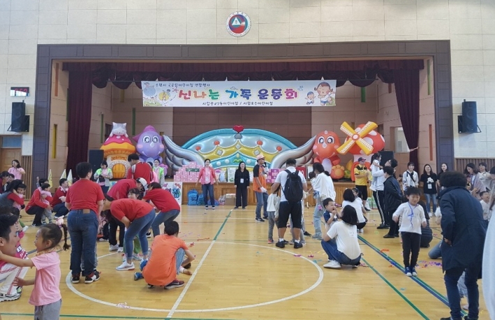 지난 12일, 광교2동 이의중학교 강당에서 관내 어린이집 2개소의 가을운동회가 개최되었다.