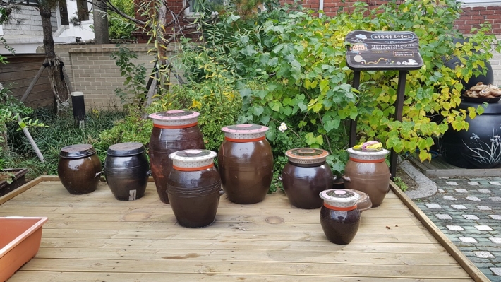 지동 창룡마을 창작센터 앞마당에 마련한 장독대