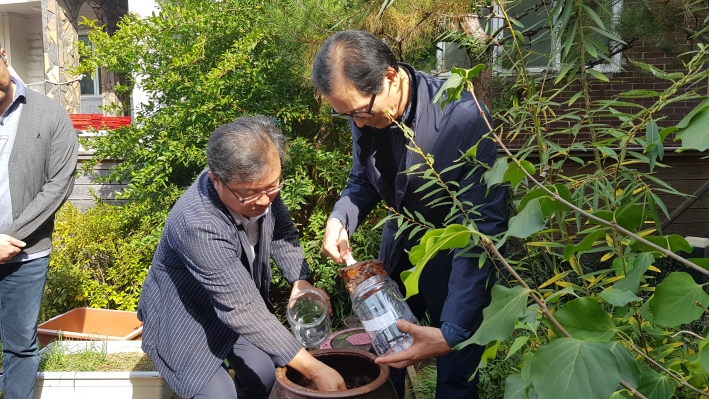 김민수 지동장과 지동 지역새회보장협의체 박종각 민간인위원장이 된장을 뜨고 있다 