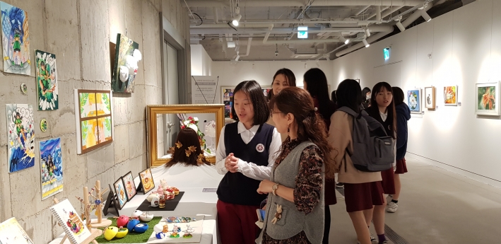 홍경숙 수원여자고등학교 교사와 김지현 수원여자고등학교 2학년이 작품에 대한 의견을 나눈다. 