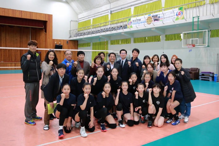 '제52회 추계배 전국초등학교 배구대회'에서 우승한 파장초 여자배구선수단과 기념촬영을 하고 있다.