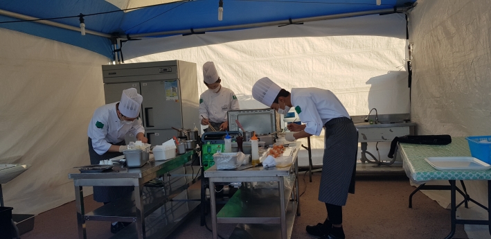 요리경연대회에 참가한 학생들이 음식을 만들고 있다. 