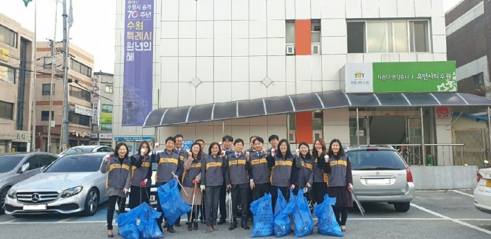 KB증권 봉사단이 11일 매탄2동 행정복지센터를 찾아 물품전달식에 이어 환경정비 봉사활동을 펼친 후 단체로 기념촬영을 하고 있다. 