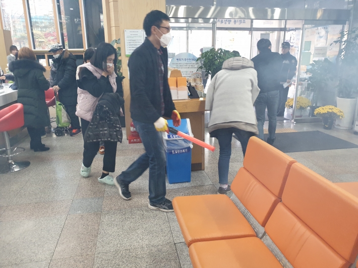 동사무소에서 연기가 피어오르는 가운데 사람들이 대피하고 있다