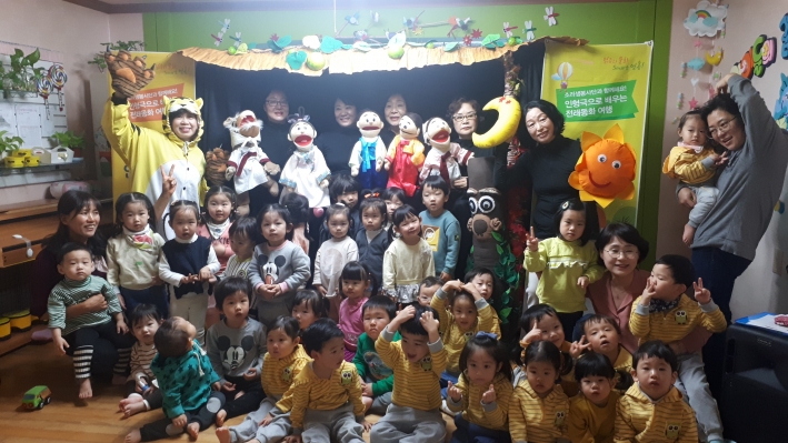 소리샘봉사단이 22일 매탄3동 소재의 그린빌아파트에서 해님달님인형극을 선보임