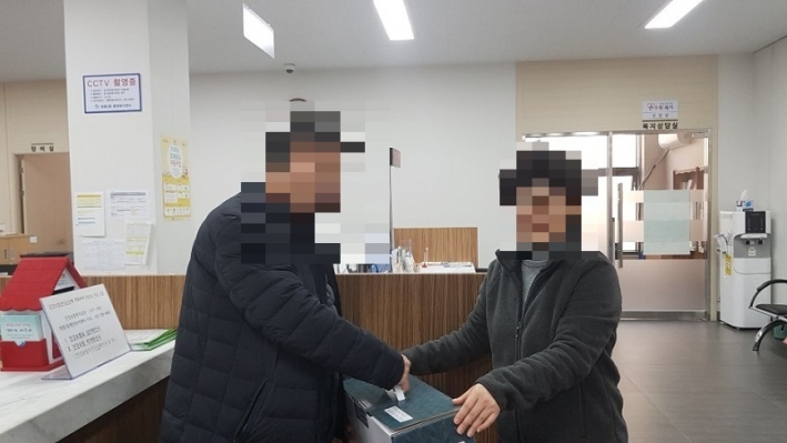 한국마사회 수원지사가 기탁한 성금으로 전기매트를 구입하여 대상자에게 전달하고 있다. 