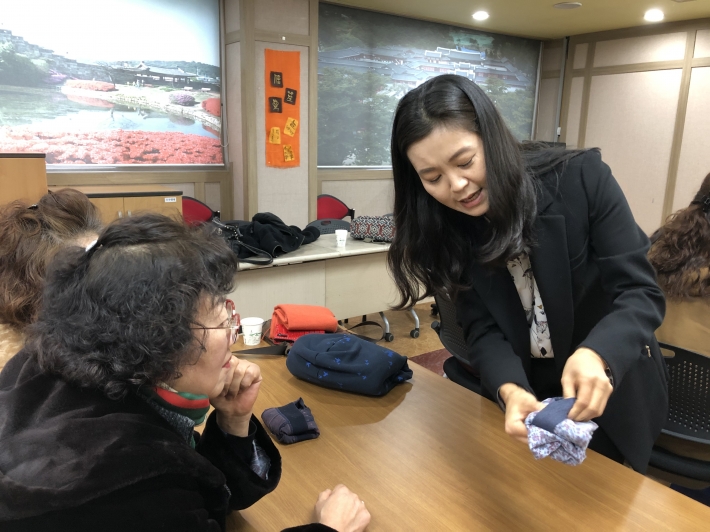 김은숙 강사가 남성 사각팬티 접는 방법을 설명하고 있다.
