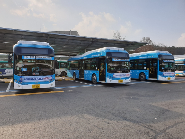 '무공해 전기버스' 12월 현재 수원시에 36대 운행되고 있으며, 내년 초부터 94대가 운행할 예정이다.